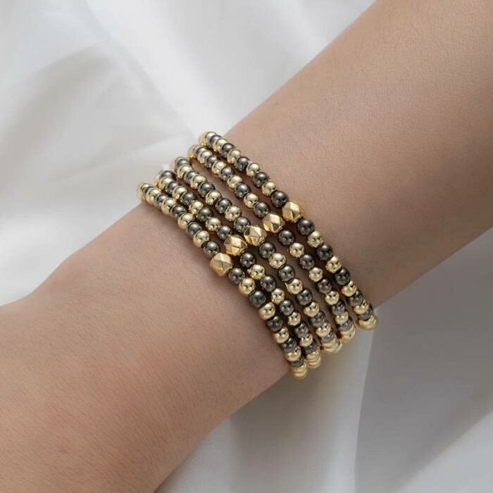 Stapelbares Armband-Set – 5-teilig, glänzend in Gold und Grau, dehnbar in Kugeldesign