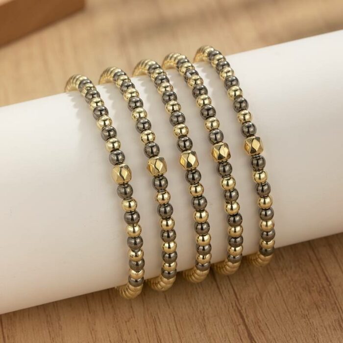 Stapelbares Armband-Set – 5-teilig, glänzend in Gold und Grau, dehnbar in Kugeldesign